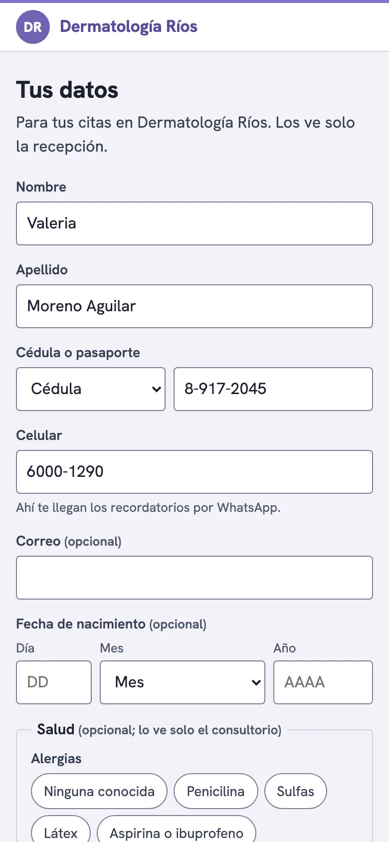 El formulario «Tus datos» en el teléfono de una paciente de ejemplo, con su nombre, cédula y celular.